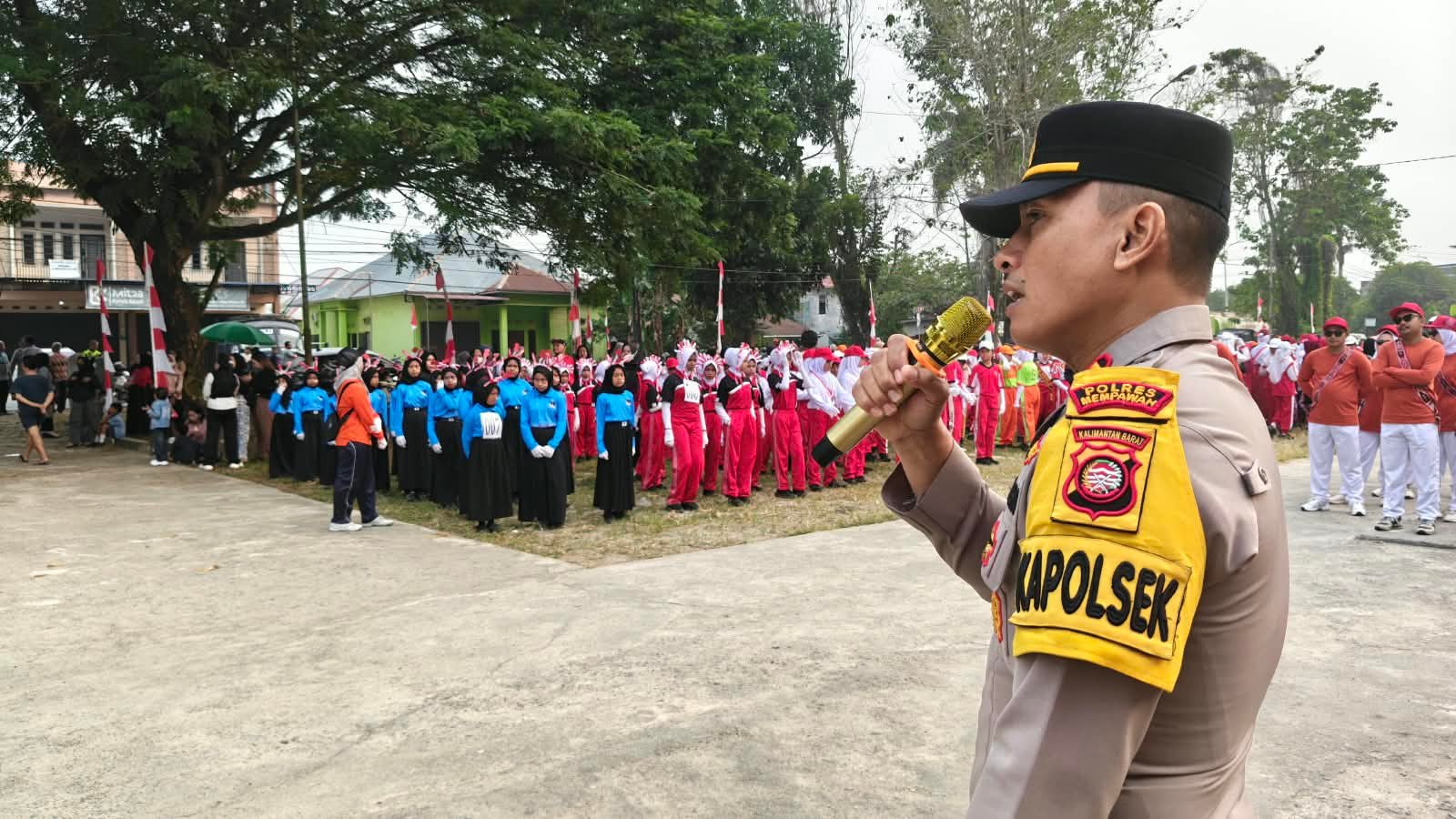 Kapolsek Sungai Pinyuh, AKP Agus Suryana memberi imbauan kepada peserta gerak jalan.