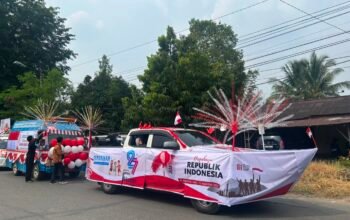 Bawa Konsep Perahu, Dinas PPKH Sambas Ramaikan Karnaval Mobil Hias HUT RI