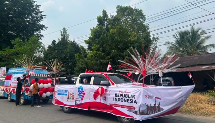 Bawa Konsep Perahu, Dinas PPKH Sambas Ramaikan Karnaval Mobil Hias HUT RI