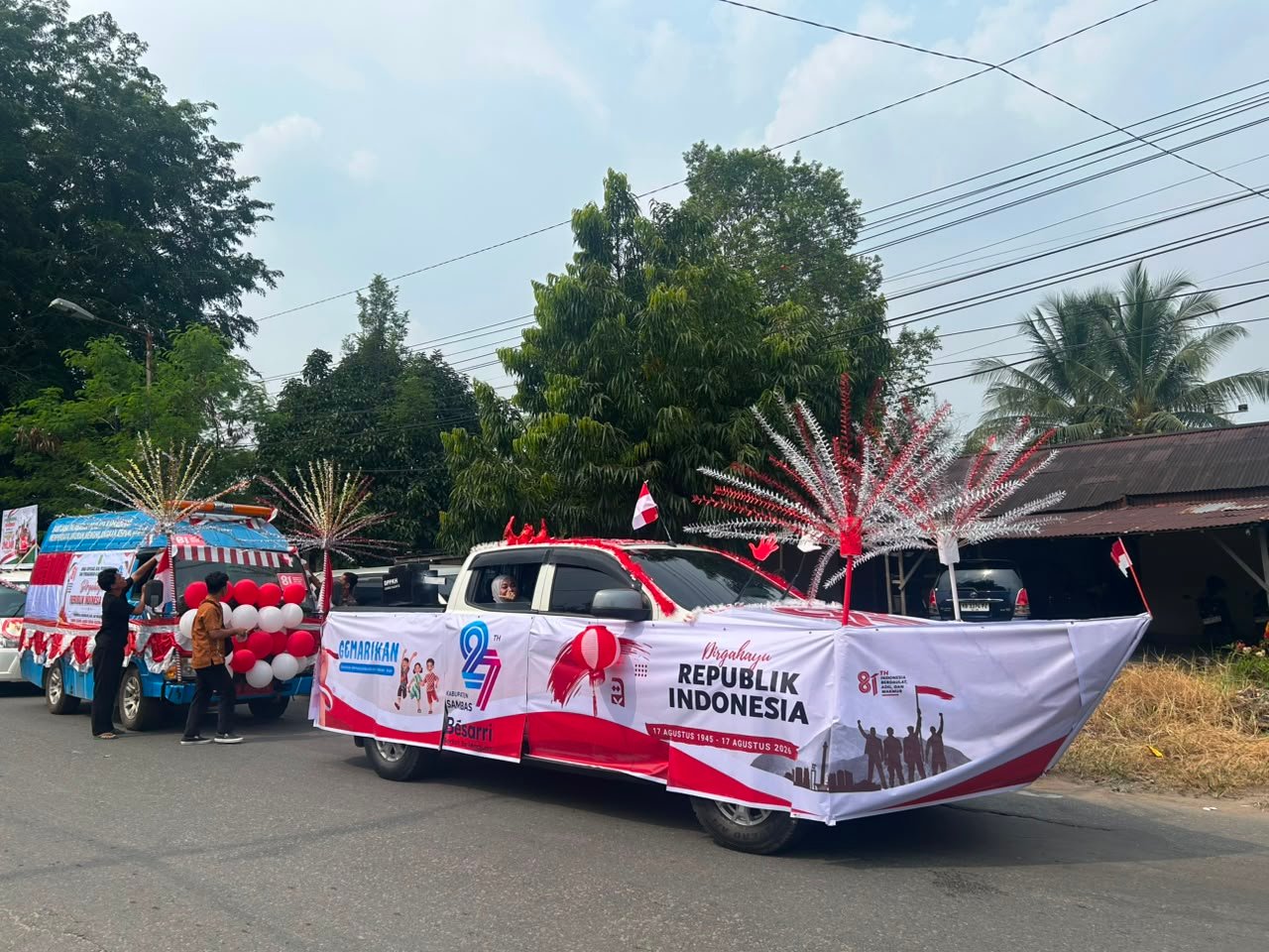 Perahu dari Dinas PPKH Kabupaten Sambas turut meramaikan karnaval HUT KE-81 RI 2026.