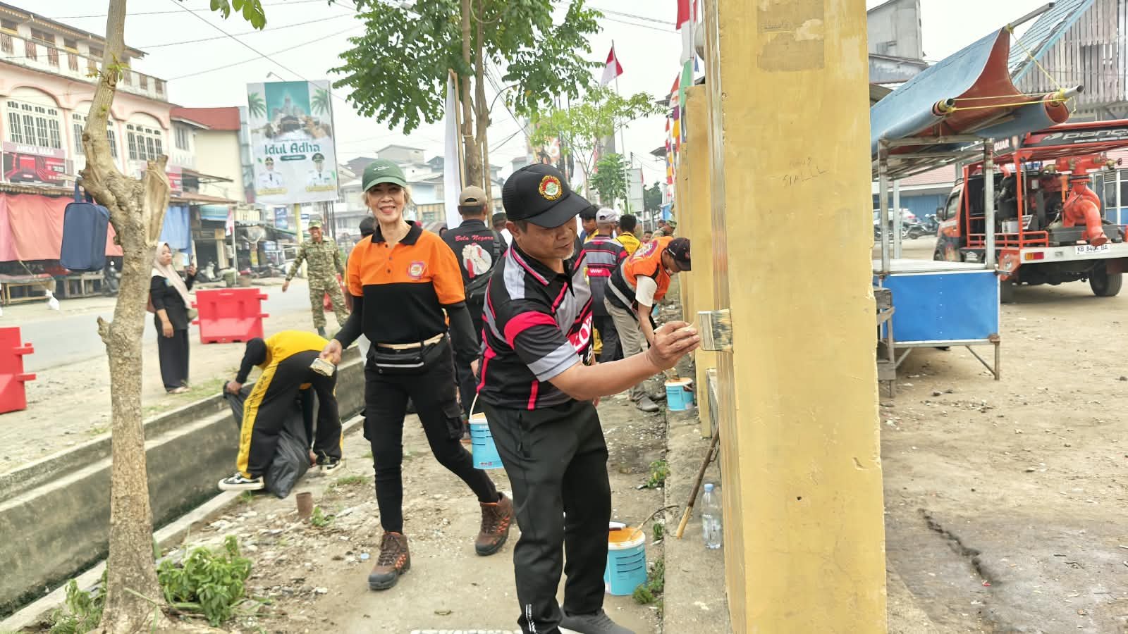 Kerja bakti LDII Kalbar di Terminal Sungai Pinyuh.