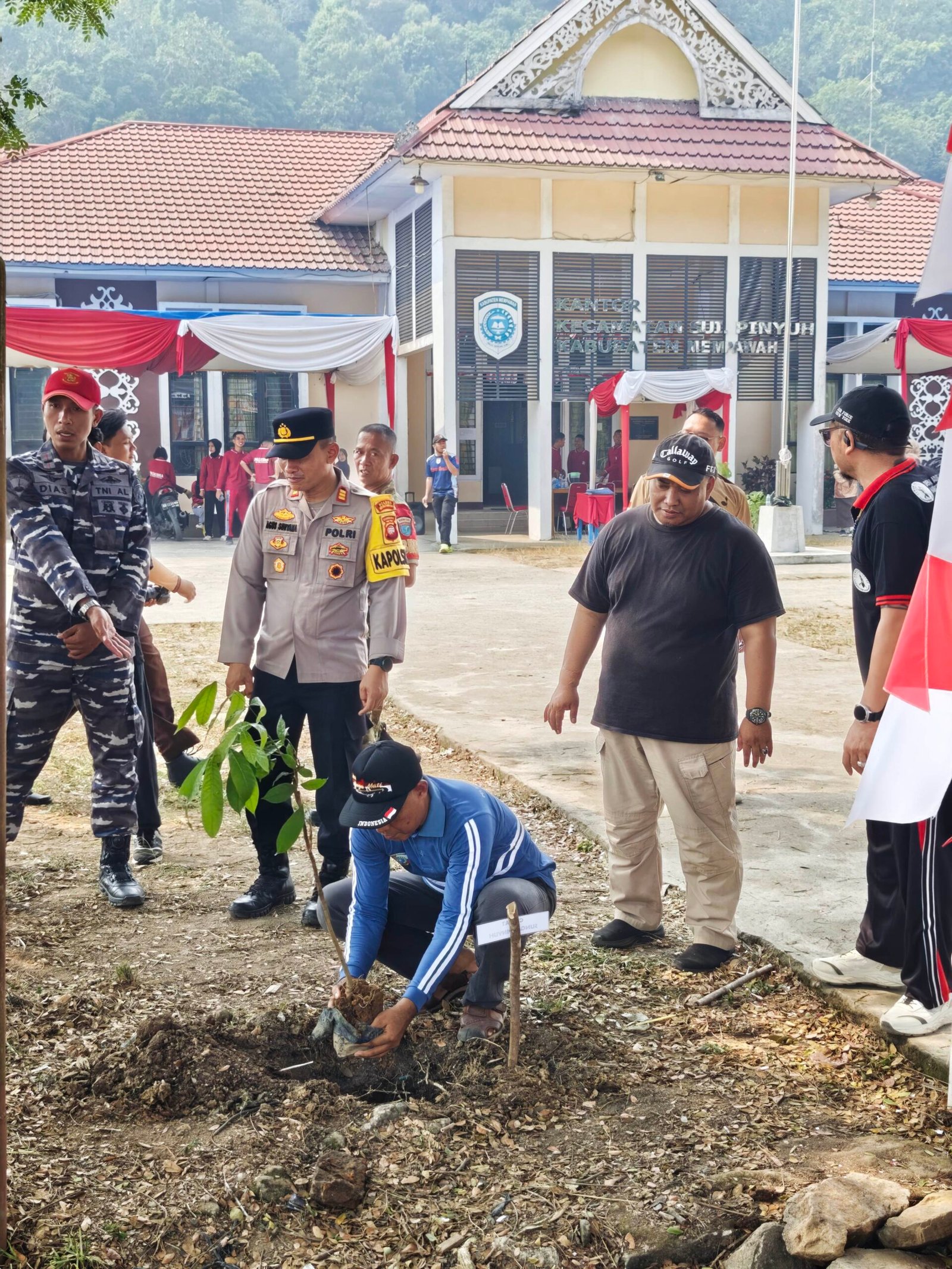Forkopimcam Sungai Pinyuh tanam pohon dalam rangka peringatan HUT ke-81 Republik Indonesia.