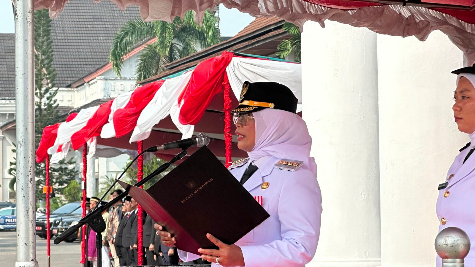 Bupati Mempawah Erlina memimpin upacara peringatan Hari Kemerdekaan Republik Indonesia ke-81