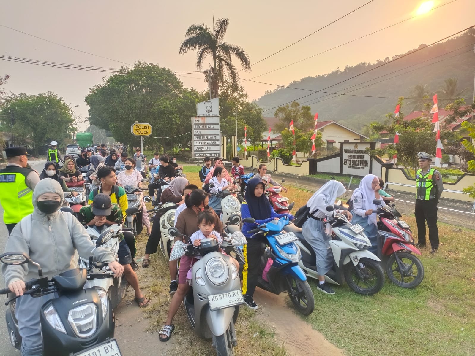 Polsek Sungai Pinyuh sosialisasi tentang tertib lalu lintas di depan Mapolsek, Kamis 20 Agustus 2026.