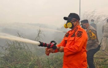 Bupati Ketapang, Alexander Wilyo melakukan monitoring sekaligus penanganan Karhutla di Jalan Pelang.