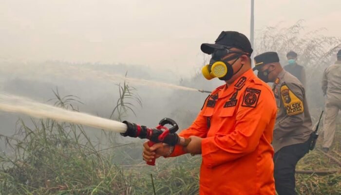 Bupati Ketapang Bersama Forkopimda Tinjau Langsung Penanganan Karhutla di Jalan Pelang