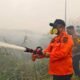Bupati Ketapang, Alexander Wilyo melakukan monitoring sekaligus penanganan Karhutla di Jalan Pelang.