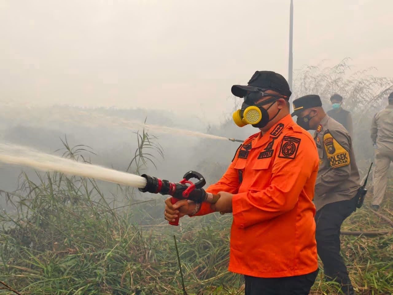 Bupati Ketapang, Alexander Wilyo melakukan monitoring sekaligus penanganan Karhutla di Jalan Pelang.
