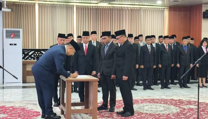 Begini Pesan Bupati Alexander saat Melantik Darma sebagai Kadis Pendidikan