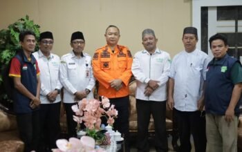 Bupati Ketapang Alexander Wilyo dan pengurus LAZISNU