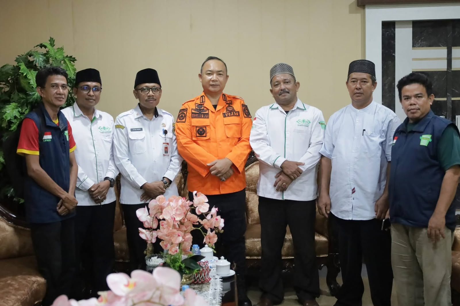 Bupati Ketapang Alexander Wilyo dan pengurus LAZISNU