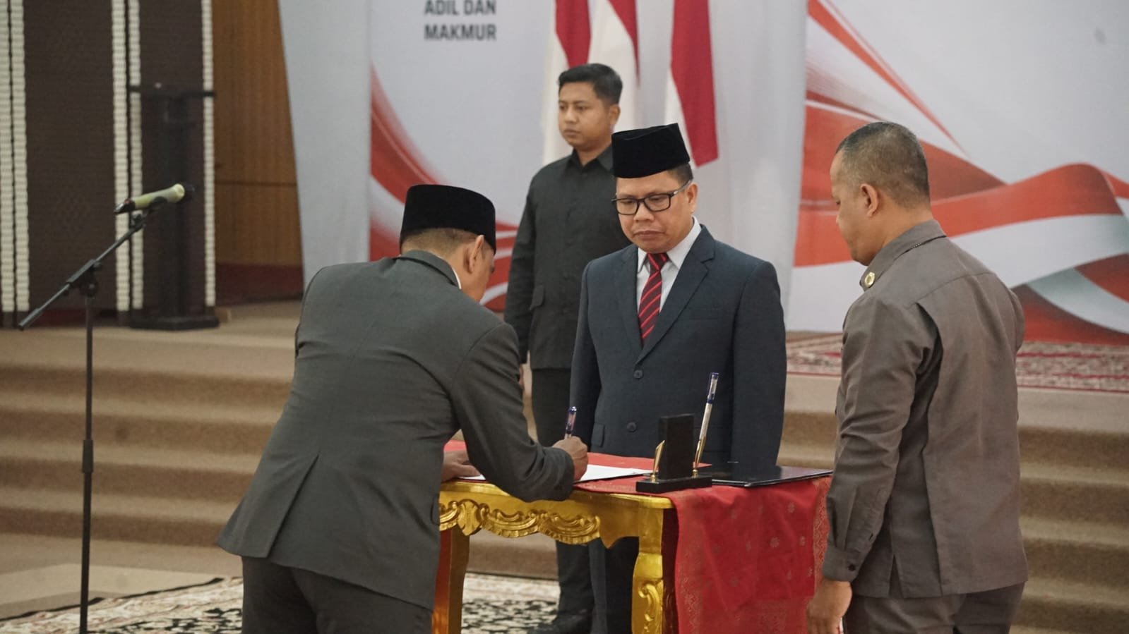 Dr. H. Rachmad Robbi, S.E., M.E., dilantik sebagai Sekretaris Daerah Kabupaten Sambas.