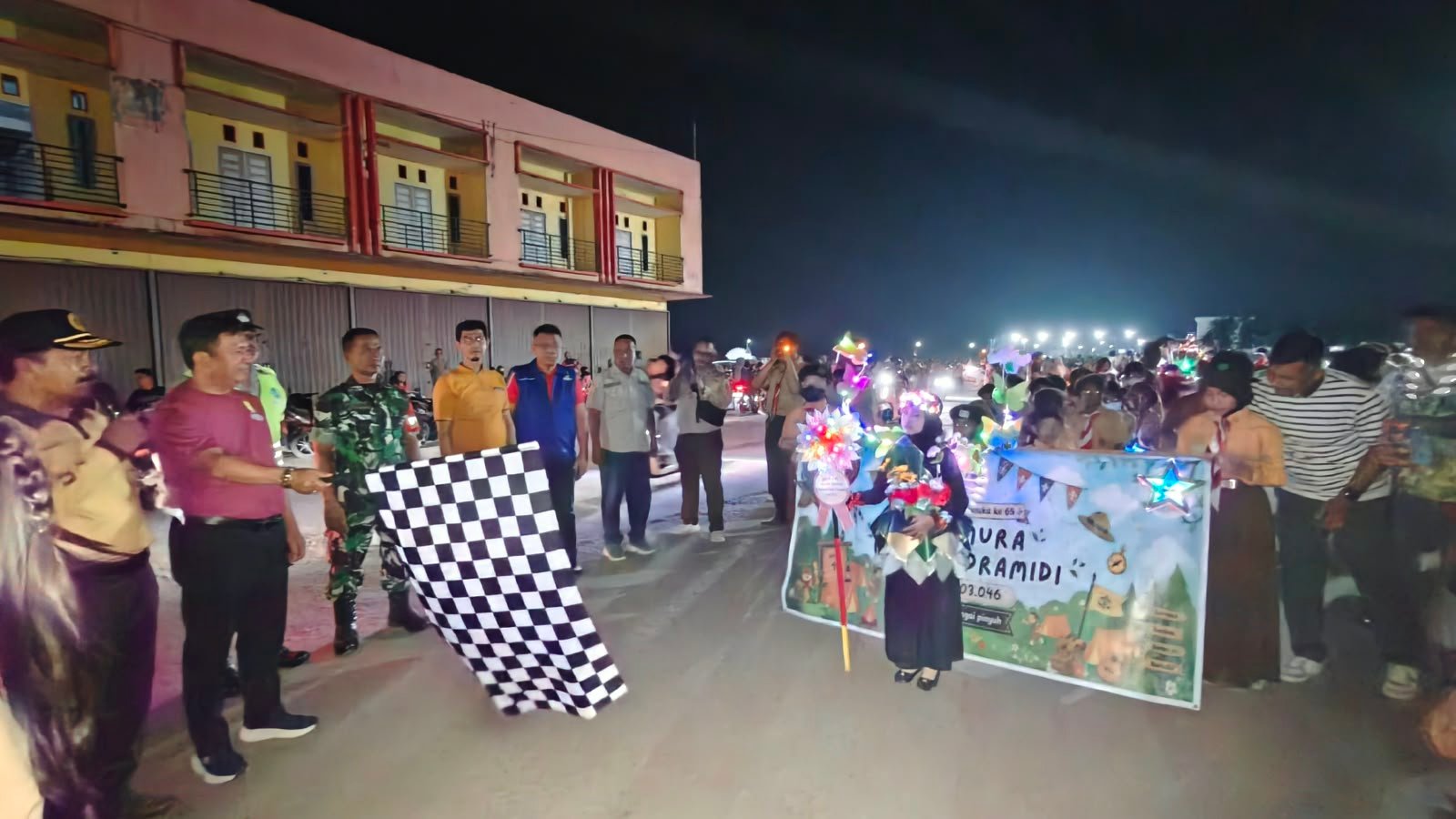 Ketua Kwarcab Pramuka Kabupaten Mempawah, Darwis yang juga Wakil Ketua DPRD Mempawah, melepas pawai lampion di Sungai Pinyuh.