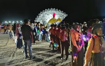 Pawai Lampion Meriahkan HUT Pramuka ke-65 di Sungai Pinyuh