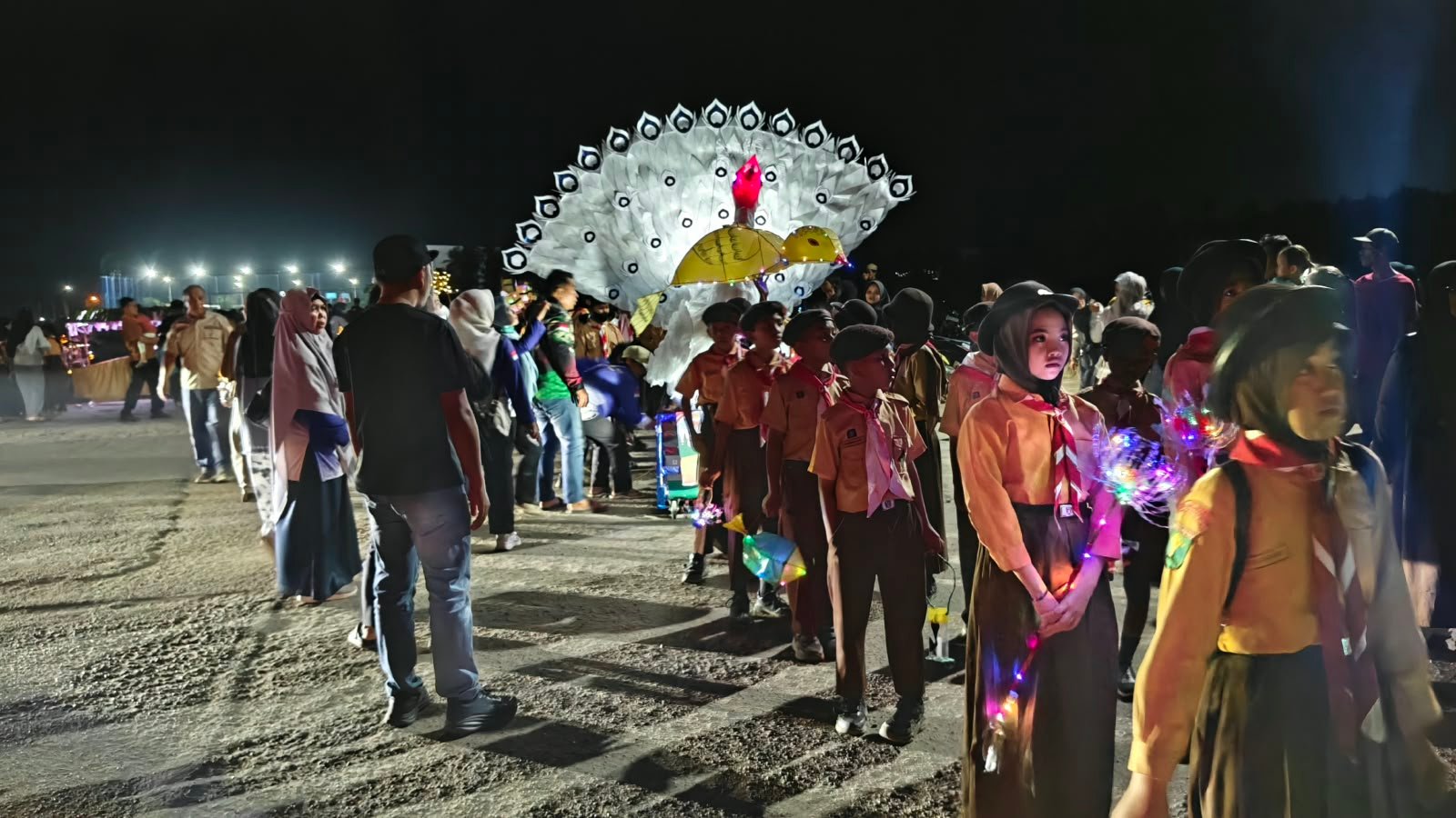 Momen pawai lampion dalam rangka Hari Pramuka di Sungai Pinyuh.