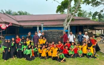 Ferdinan Berterima Kasih, 432 Orang di Kabupaten Sambas Terima PIP Aspirasi MY Esti Wijayati