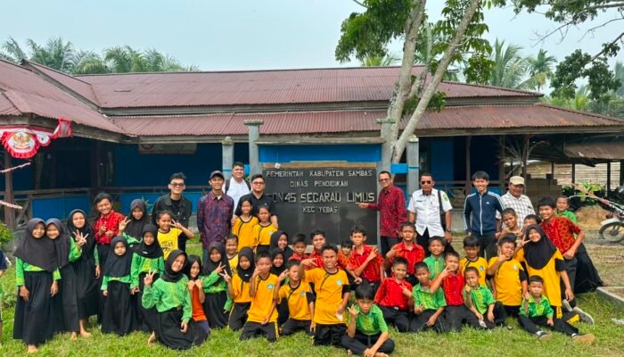Ferdinan Berterima Kasih, 432 Orang di Kabupaten Sambas Terima PIP Aspirasi MY Esti Wijayati