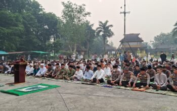 ISPU Tembus 218, Warga Sambas Gelar Salat Istiqsa di Istana Alwatzikhoebillah