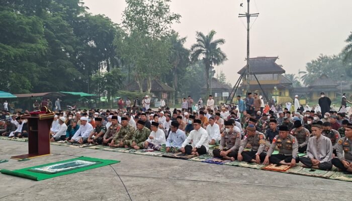 ISPU Tembus 218, Warga Sambas Gelar Salat Istiqsa di Istana Alwatzikhoebillah