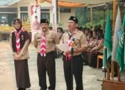 Momen Darwis menyampaikan sambutannya saat Upacara Peringatan Hari Pramuka di Sungai Pinyuh.
