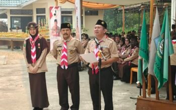 Momen Darwis menyampaikan sambutannya saat Upacara Peringatan Hari Pramuka di Sungai Pinyuh.
