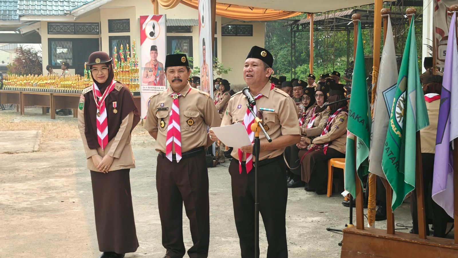 Momen Darwis menyampaikan sambutannya saat Upacara Peringatan Hari Pramuka di Sungai Pinyuh.