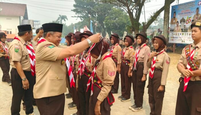 Ketua DPRD Mempawah Kalungkan Lencana Pramuka Garuda di Momen HUT Pramuka ke-65