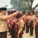 Ketua DPRD Kabupaten Mempawah, Safruddin Asra mengalungkan lencana Pramuka Garuda kepada anggota Pramuka di Sungai Pinyuh.