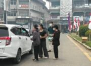Keluarga Paroki Santo Petrus Sungai Pinyuh membagikan lebih dari 10 ribu masker kepada masyarakat di tengah kondisi udara yang diselimuti kabut asap akibat kebakaran hutan dan lahan (karhutla), Minggu (30/8/2026) pagi.