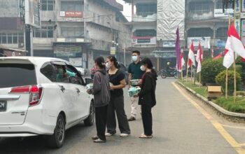 Keluarga Paroki Santo Petrus Sungai Pinyuh membagikan lebih dari 10 ribu masker kepada masyarakat di tengah kondisi udara yang diselimuti kabut asap akibat kebakaran hutan dan lahan (karhutla), Minggu (30/8/2026) pagi.