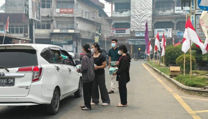 Kabut Asap Melanda, Keluarga Paroki St Christophorus Sungai Pinyuh Bagikan Lebih dari 10 Ribu Masker