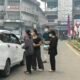 Keluarga Paroki Santo Christophorus Sungai Pinyuh membagikan lebih dari 10 ribu masker kepada masyarakat di tengah kondisi udara yang diselimuti kabut asap akibat kebakaran hutan dan lahan (karhutla), Minggu (30/8/2026) pagi.