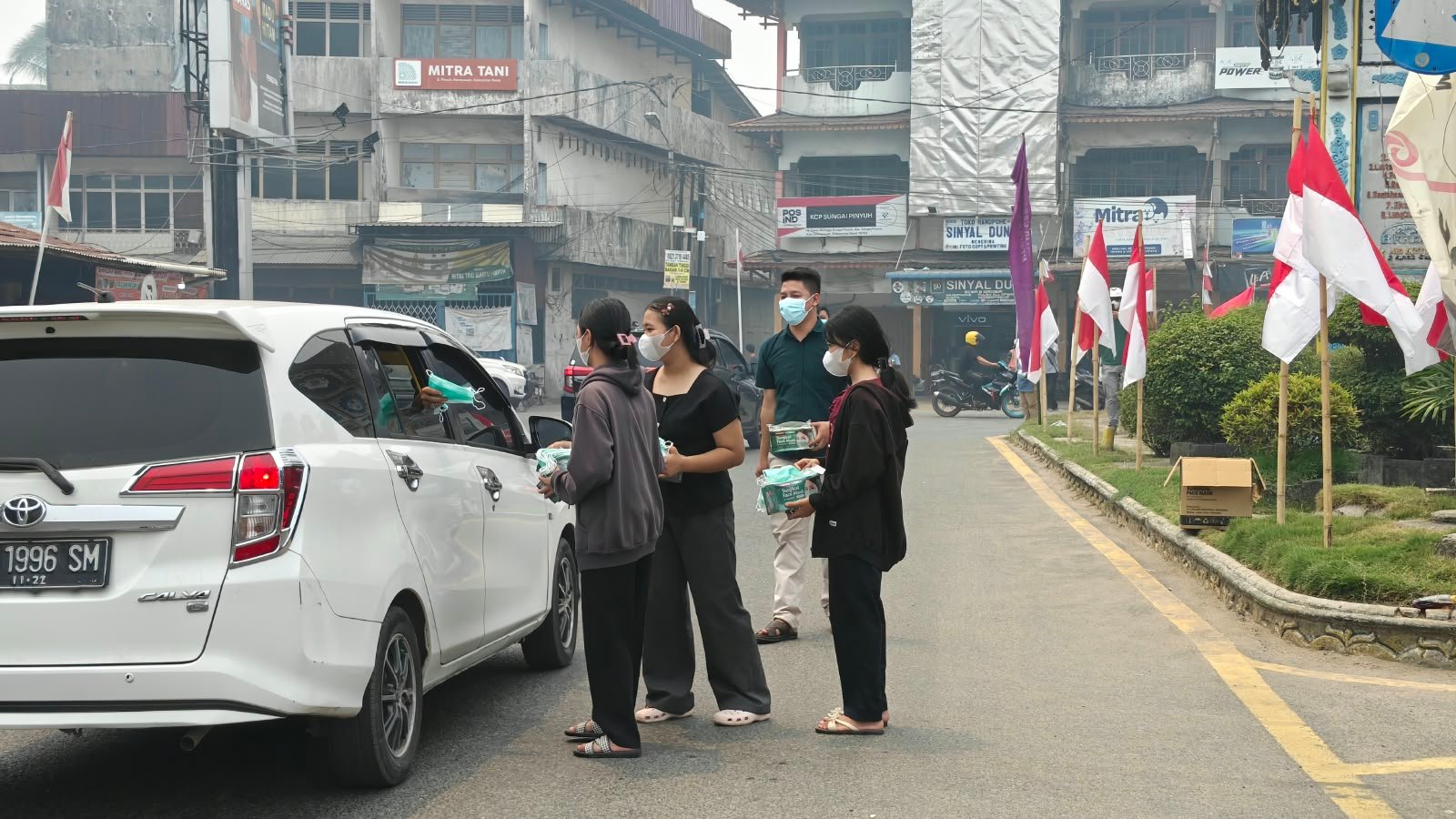 Keluarga Paroki Santo Christophorus Sungai Pinyuh membagikan lebih dari 10 ribu masker kepada masyarakat di tengah kondisi udara yang diselimuti kabut asap akibat kebakaran hutan dan lahan (karhutla), Minggu (30/8/2026) pagi.