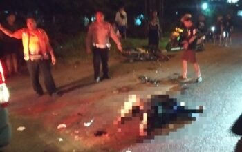Anggota Lantas Polsek Sungai Pinyuh amankan TKP kecelakaan.