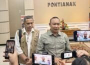 Bupati Ketapang, Alexander Wilyo saat diwawancarai soal karhutla.
