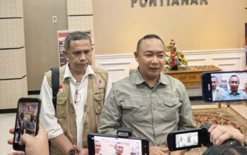 Bupati Ketapang, Alexander Wilyo saat diwawancarai soal karhutla.