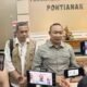 Bupati Ketapang, Alexander Wilyo saat diwawancarai soal karhutla.
