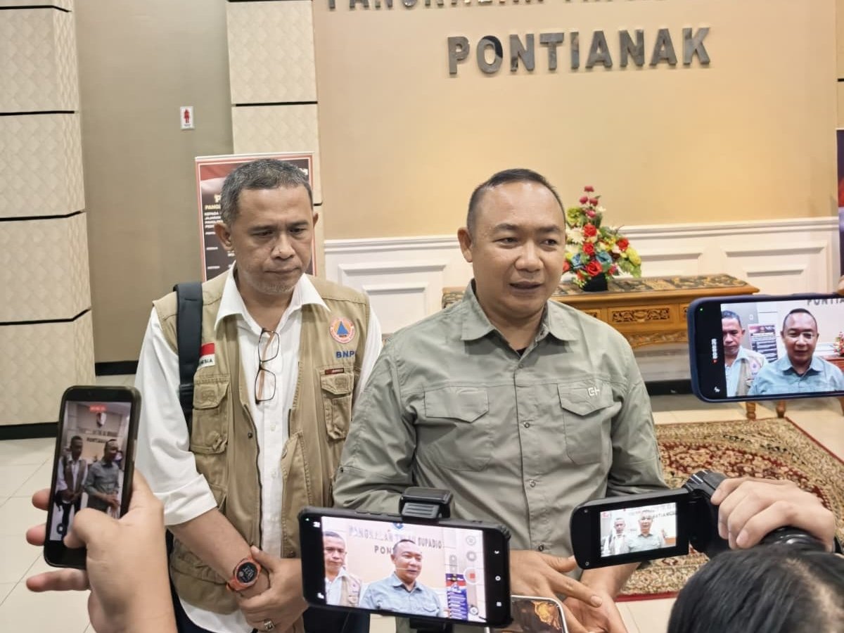 Bupati Ketapang, Alexander Wilyo saat diwawancarai soal karhutla.