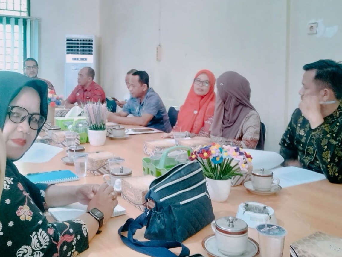 Suasana rapat koordinasi di DPMPTSP Kabupaten Sambas.