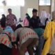 Puskesmas Sungai Pinyuh tampak sibuk menangani peserta gerak jalan yang pingsan.