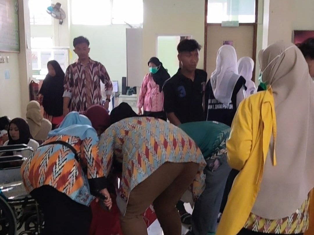 Puskesmas Sungai Pinyuh tampak sibuk menangani peserta gerak jalan yang pingsan.