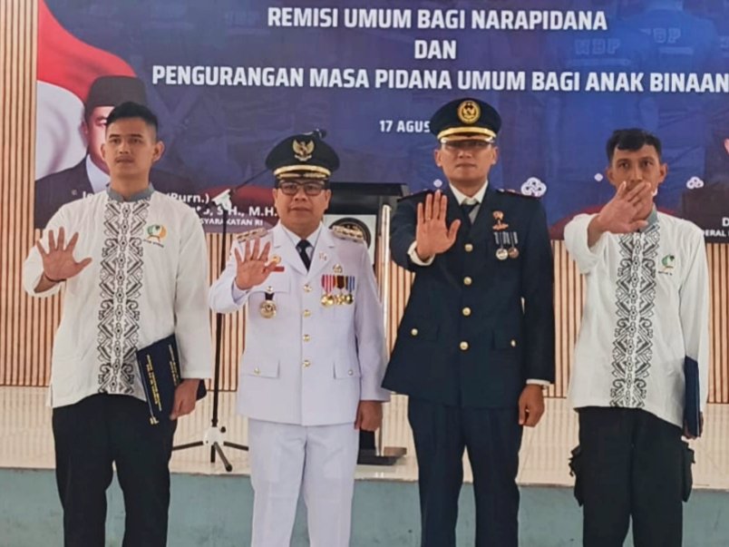 Penyerahan remisi kemerdekaan di Rutan Sambas oleh Bupati Sambas secara simbolis.
