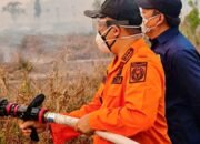 Bupati Ketapang, Alexander Wilyo padamkan Karhutla di Sungai Awan Kanan