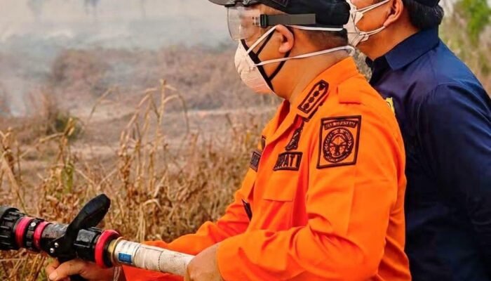 Alexander Wilyo Turun Langsung Padamkan Karhutla di Sungai Awan Kanan