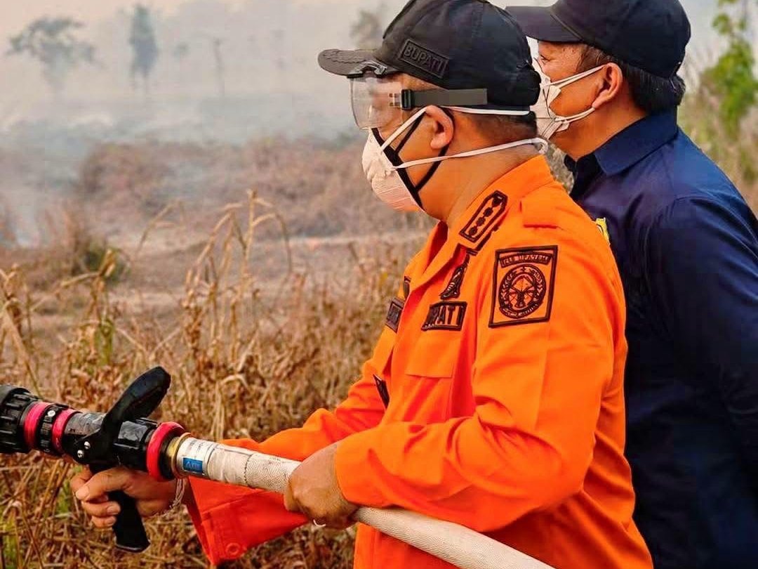 Bupati Ketapang, Alexander Wilyo padamkan Karhutla di Sungai Awan Kanan