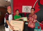 Kabut Asap Makin Parah, Dewan Adat Dayak Kecamatan Toho Bagikan Ribuan Masker