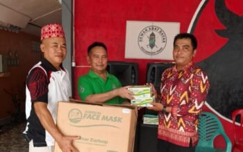 Kabut Asap Makin Parah, Dewan Adat Dayak Kecamatan Toho Bagikan Ribuan Masker
