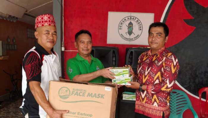 Kabut Asap Makin Parah, Dewan Adat Dayak Kecamatan Toho Bagikan Ribuan Masker