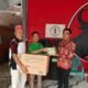 Ketua DAD Kecamatan Toho, yang juga Anggota DPRD Kabupaten Mempawah, Alpian Beot menyerahkan masker ke secara simbolis.