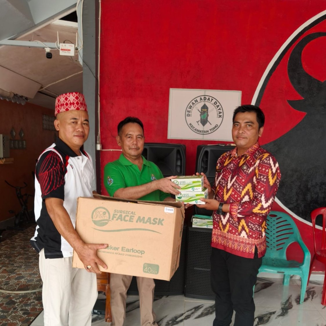 Ketua DAD Kecamatan Toho, yang juga Anggota DPRD Kabupaten Mempawah, Alpian Beot menyerahkan masker ke secara simbolis.